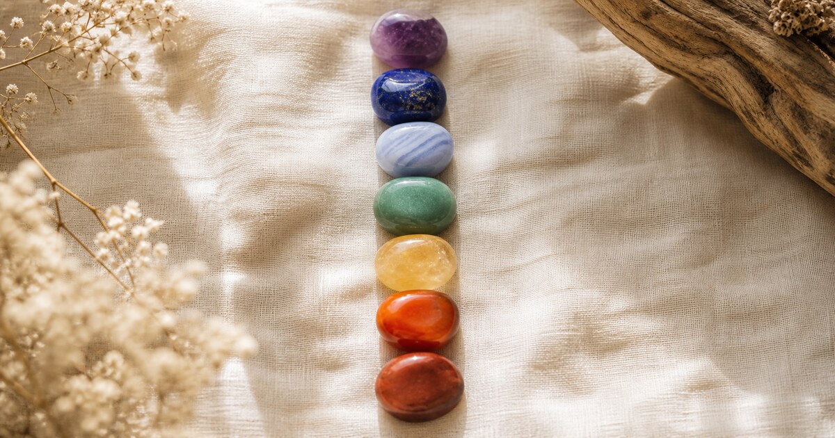 หินประจำจักระ 7 สีเรียงตามลำดับบนผ้าลินินครีม