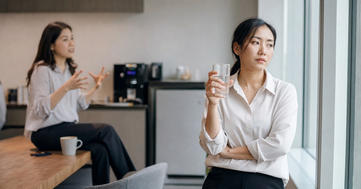พนักงานหญิงไทยพักอยู่ริมหน้าต่างหลังบทสนทนาที่ยาวนานในออฟฟิศ