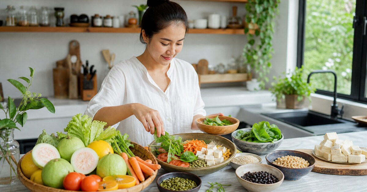 ผู้หญิงไทยเตรียมอาหารจากผัก ผลไม้ เต้าหู้ ถั่ว และเมล็ดพืชในครัว